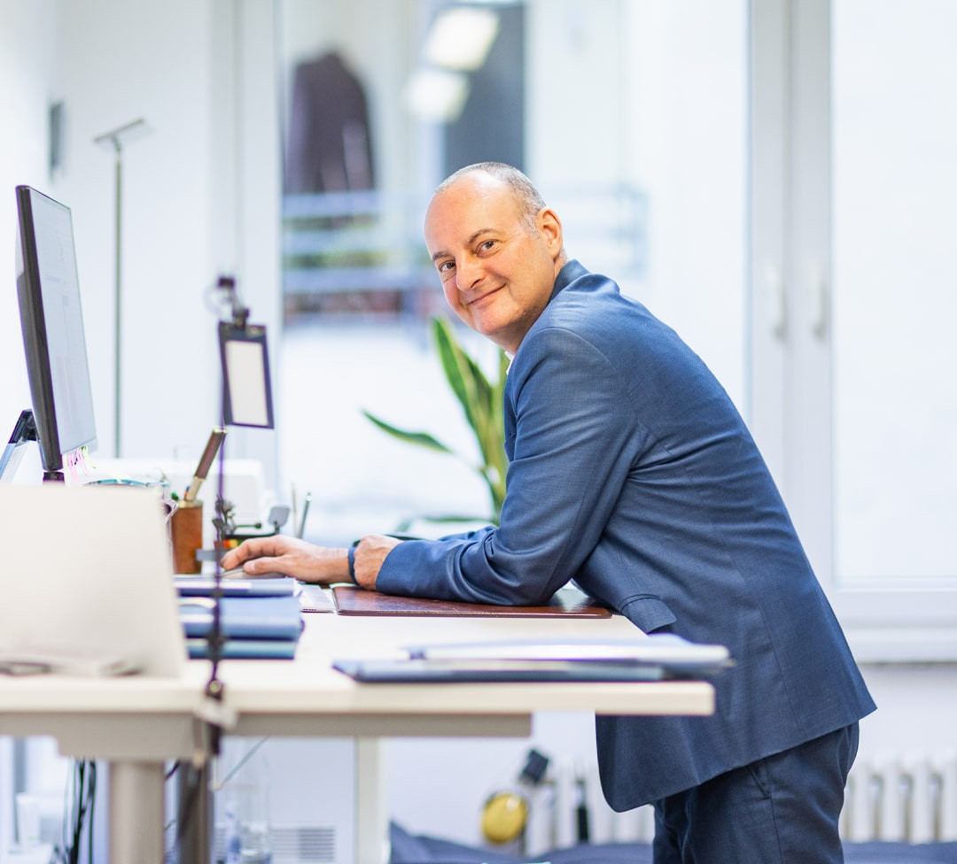 Anwalt Rath am Schreibtisch